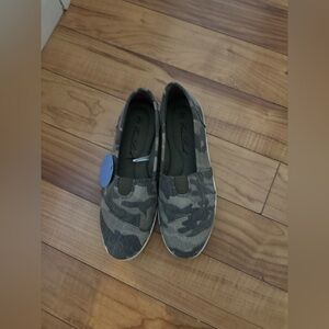 New With Tags Juniors/Women’s Camouflage Cloth Flats Size 6